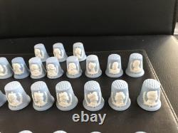 Ensemble complet de 41 dés à coudre Wedgwood en jasperware bleu représentant les rois et reines d’Angleterre