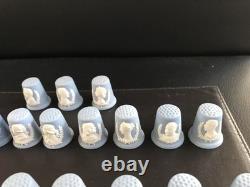 Ensemble complet de 41 dés à coudre Wedgwood en jasperware bleu représentant les rois et reines d’Angleterre