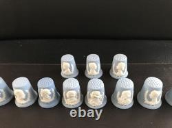 Ensemble complet de 41 dés à coudre Wedgwood en jasperware bleu représentant les rois et reines d’Angleterre