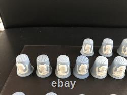 Ensemble complet de 41 dés à coudre Wedgwood en jasperware bleu représentant les rois et reines d’Angleterre