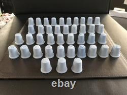Ensemble complet de 41 dés à coudre Wedgwood en jasperware bleu représentant les rois et reines d’Angleterre