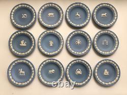 Ensemble de 12 plats à épingles en jaspe bleu Wedgwood avec signes du zodiaque
