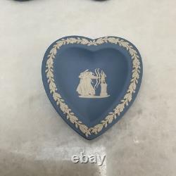 Ensemble de 7 pièces en jaspe bleu Wedgwood, divers articles. Bon état.