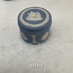 Ensemble de 7 pièces en jaspe bleu Wedgwood, divers articles. Bon état.
