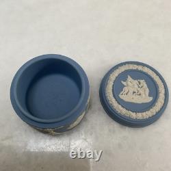 Ensemble de 7 pièces en jaspe bleu Wedgwood, divers articles. Bon état.