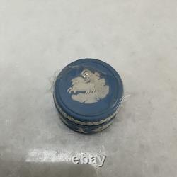 Ensemble de 7 pièces en jaspe bleu Wedgwood, divers articles. Bon état.