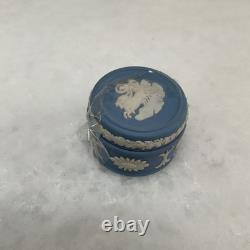 Ensemble de 7 pièces en jaspe bleu Wedgwood, divers articles. Bon état.