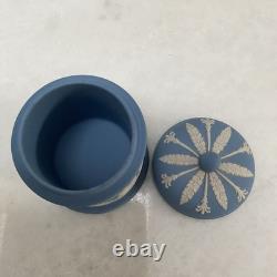 Ensemble de 7 pièces en jaspe bleu Wedgwood, divers articles. Bon état.