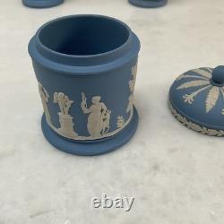 Ensemble de 7 pièces en jaspe bleu Wedgwood, divers articles. Bon état.
