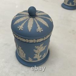 Ensemble de 7 pièces en jaspe bleu Wedgwood, divers articles. Bon état.