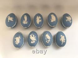 Ensemble de 9 œufs de Noël en jaspe bleu Wedgwood, de 1977 à 1985, en excellent état.