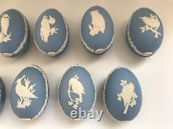 Ensemble de 9 œufs de Noël en jaspe bleu Wedgwood, de 1977 à 1985, en excellent état.