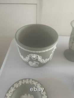 Ensemble de boîtes à bijoux, vases, plat en forme de cœur et plat rond en jaspe vert Wedgwood.