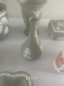 Ensemble de boîtes à bijoux, vases, plat en forme de cœur et plat rond en jaspe vert Wedgwood.