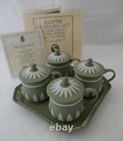 Ensemble de crème anglaise de la série Musée Wedgwood en jaspe vert sauge, 4 pots de crème et plateau de tasses.