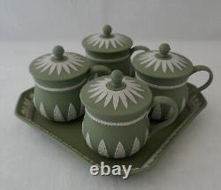 Ensemble de crème anglaise de la série Musée Wedgwood en jaspe vert sauge, 4 pots de crème et plateau de tasses.