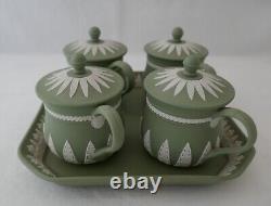 Ensemble de crème anglaise de la série Musée Wedgwood en jaspe vert sauge, 4 pots de crème et plateau de tasses.