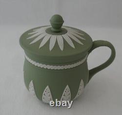 Ensemble de crème anglaise de la série Musée Wedgwood en jaspe vert sauge, 4 pots de crème et plateau de tasses.