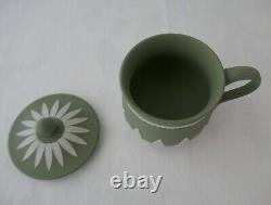 Ensemble de crème anglaise de la série Musée Wedgwood en jaspe vert sauge, 4 pots de crème et plateau de tasses.