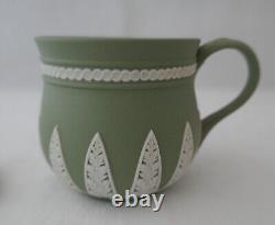 Ensemble de crème anglaise de la série Musée Wedgwood en jaspe vert sauge, 4 pots de crème et plateau de tasses.