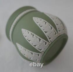 Ensemble de crème anglaise de la série Musée Wedgwood en jaspe vert sauge, 4 pots de crème et plateau de tasses.