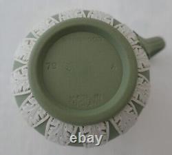 Ensemble de crème anglaise de la série Musée Wedgwood en jaspe vert sauge, 4 pots de crème et plateau de tasses.