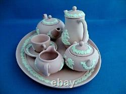 Ensemble de thé et café miniature en jasperware rose de Wedgwood sur plateau.