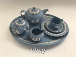 Ensemble de thé miniature en jasperware bleu Wedgwood en excellent état