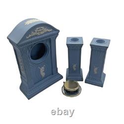 Ensemble horloge et chandeliers en jaspe bleu Wedgwood fait main Millennium AD 2000