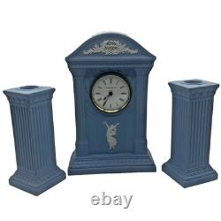 Ensemble horloge et chandeliers en jaspe bleu Wedgwood fait main Millennium AD 2000