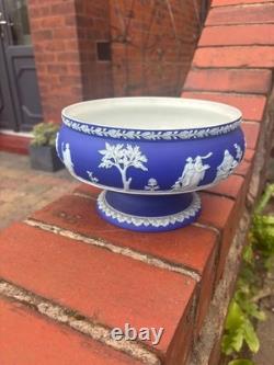 Grand Bol sur Pied en Pédestal Wedgwood Antique en Jasperware Bleu Foncé Sacrifice VGC