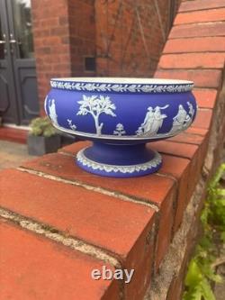Grand Bol sur Pied en Pédestal Wedgwood Antique en Jasperware Bleu Foncé Sacrifice VGC