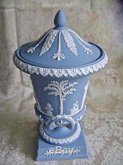 Grand Campon De Wedgwood Blue Jasperware Campana Urn Mint Conditon