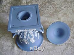 Grand Campon De Wedgwood Blue Jasperware Campana Urn Mint Conditon