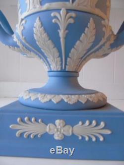 Grand Vase Wedgwood Blanc Sur Lavande Blue Jasperware Campana Urn Et Couvercle 12