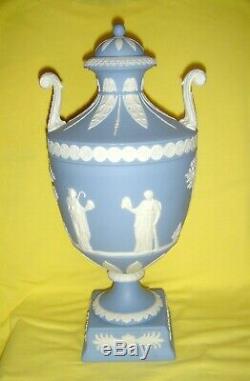 Grand Wedgwood Jasper Blue & White Ware Double Handled Lidded Trophy Vase / Urne