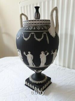 Grand Wedgwood Jasperware Basalte Noir Deux Vase D’urne Manipulé - Sacrifice De Couverture