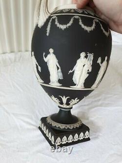 Grand Wedgwood Jasperware Basalte Noir Deux Vase D’urne Manipulé - Sacrifice De Couverture