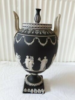 Grand Wedgwood Jasperware Noir Basalte Deux Handled Urne Sacrifice Vase & Cover