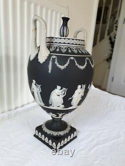 Grand Wedgwood Jasperware Noir Basalte Deux Handled Urne Sacrifice Vase & Cover