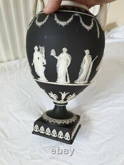 Grand Wedgwood Jasperware Noir Basalte Deux Handled Urne Sacrifice Vase & Cover