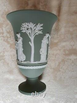 Grand Wedgwood Sage Green Jasper Ware 7 1/2 Vase Piédestal Avec Grenouille De Fleur