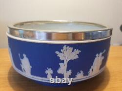 Grand bol à fruits en porcelaine de Wedgwood bleue et blanche avec bordure en argent poinçonnée.
