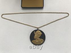 Grand pendentif Wedgwood en jaspe noir et or, de style égyptien, en excellent état