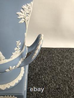 Grand vase Campagna en jasperware bleu Wedgwood dans sa boîte d'origine