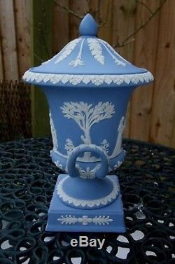 Grande Urne À Couvercle Vintage Wedgwood Blue Jasperware Avec Des Reliefs Appliqués C1957
