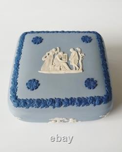 Groupe de Boîtes à Bijoux en Jasperware de Couleur Wedgwood avec Cage 1ère Qualité