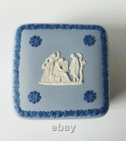 Groupe de Boîtes à Bijoux en Jasperware de Couleur Wedgwood avec Cage 1ère Qualité