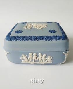 Groupe de Boîtes à Bijoux en Jasperware de Couleur Wedgwood avec Cage 1ère Qualité