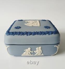 Groupe de Boîtes à Bijoux en Jasperware de Couleur Wedgwood avec Cage 1ère Qualité